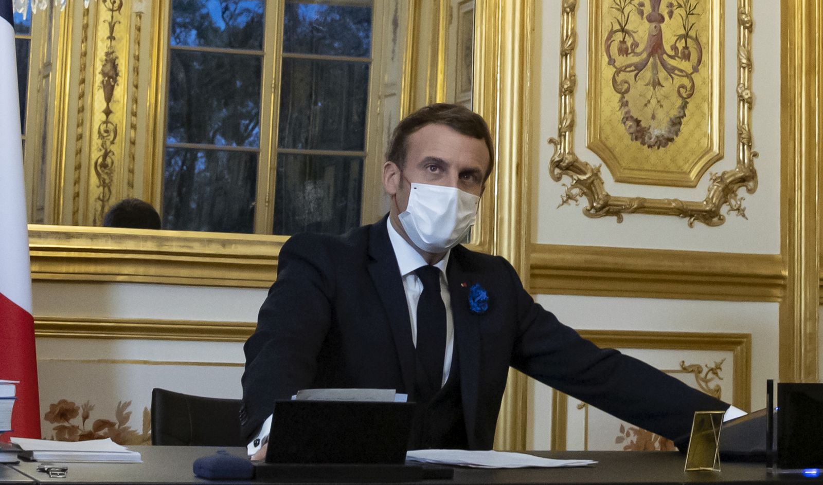 epa08811935 French President Emmanual Macron speaks on the telephone to congratulate US President-elect Joe Biden, at the Elysee Palace in Paris, France, 10 November 2020.  EPA/IAN LANGSDON / POOL