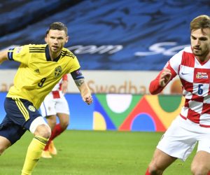 epa08820713 Swedens Marcus Berg (L) chasing Croatia's Marin Pongracic (R) during UEFA Nations League group A3 match between Sweden and Croatia at Friends Arena in Stockholm, Sweden, 14 November 2020.  EPA/Henrik Montgomery SWEDEN OUT