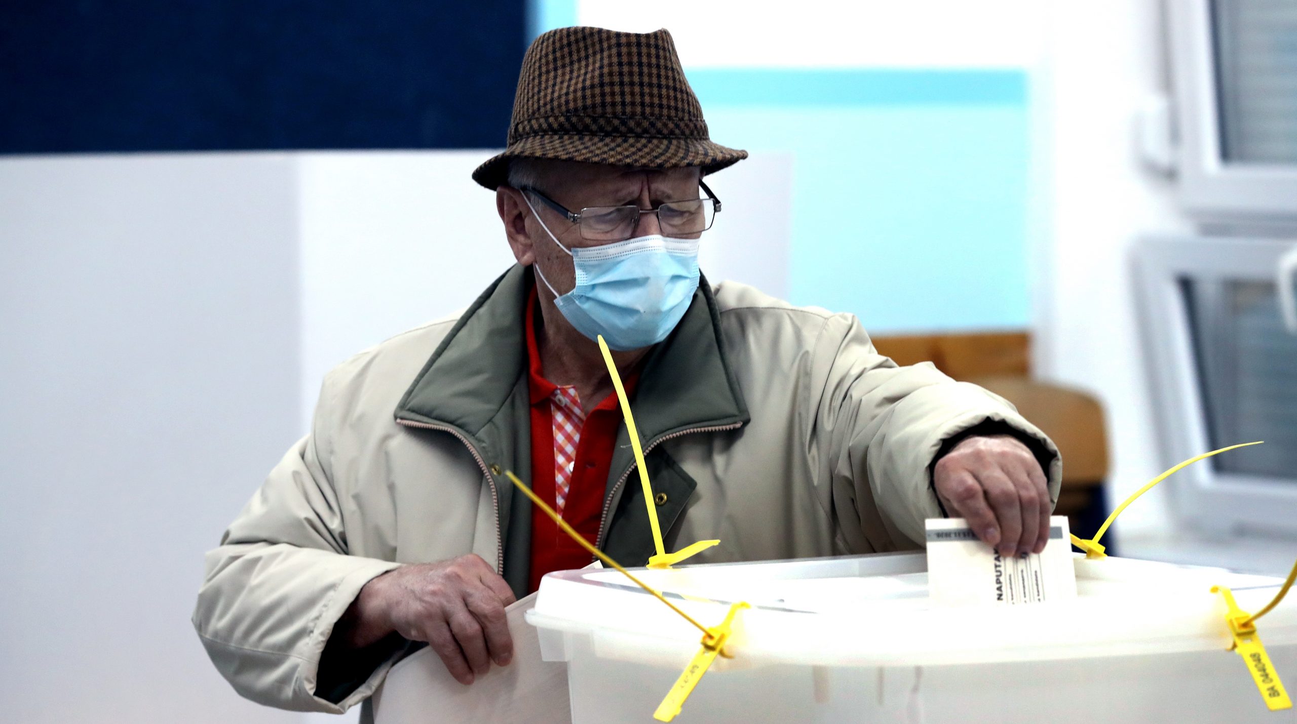 epa08821230 A voter wears a face mask as he casts his ballot for the local elections in Sarajevo, Bosnia and Herzegovina, 15 November 2020. More than three million Bosnian citizens are expected to vote in the country's Local elections.  EPA/FEHIM DEMIR