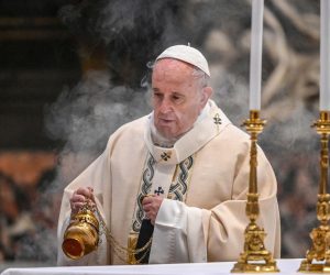 epa08835292 Pope Francis swings a thurible of incense around the altar at the beginning of a Holy Mass as part of World Youth Day at St. Peter's Basilica in The Vatican, 22 November 2020.  EPA/VINCENZO PINTO / POOL