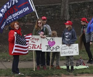 epa08836578 Supporters gather outside of the Trump National golf club in Sterling, Virginia, USA, 22 November 2020 as US President Donald J. Trump is at the golf course.  EPA/Oliver Contreras / POOL