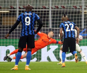 epa08842088 Real Madrid's Eden Hazard scores on penalty against Inter Milan's goalkeeper Samir Handanovic the 0-1 during the UEFA Champions League Group B soccer match between Inter and Real Madrid at Giuseppe Meazza stadium in Milan, Italy, 25 November 2020.  EPA/MATTEO BAZZI