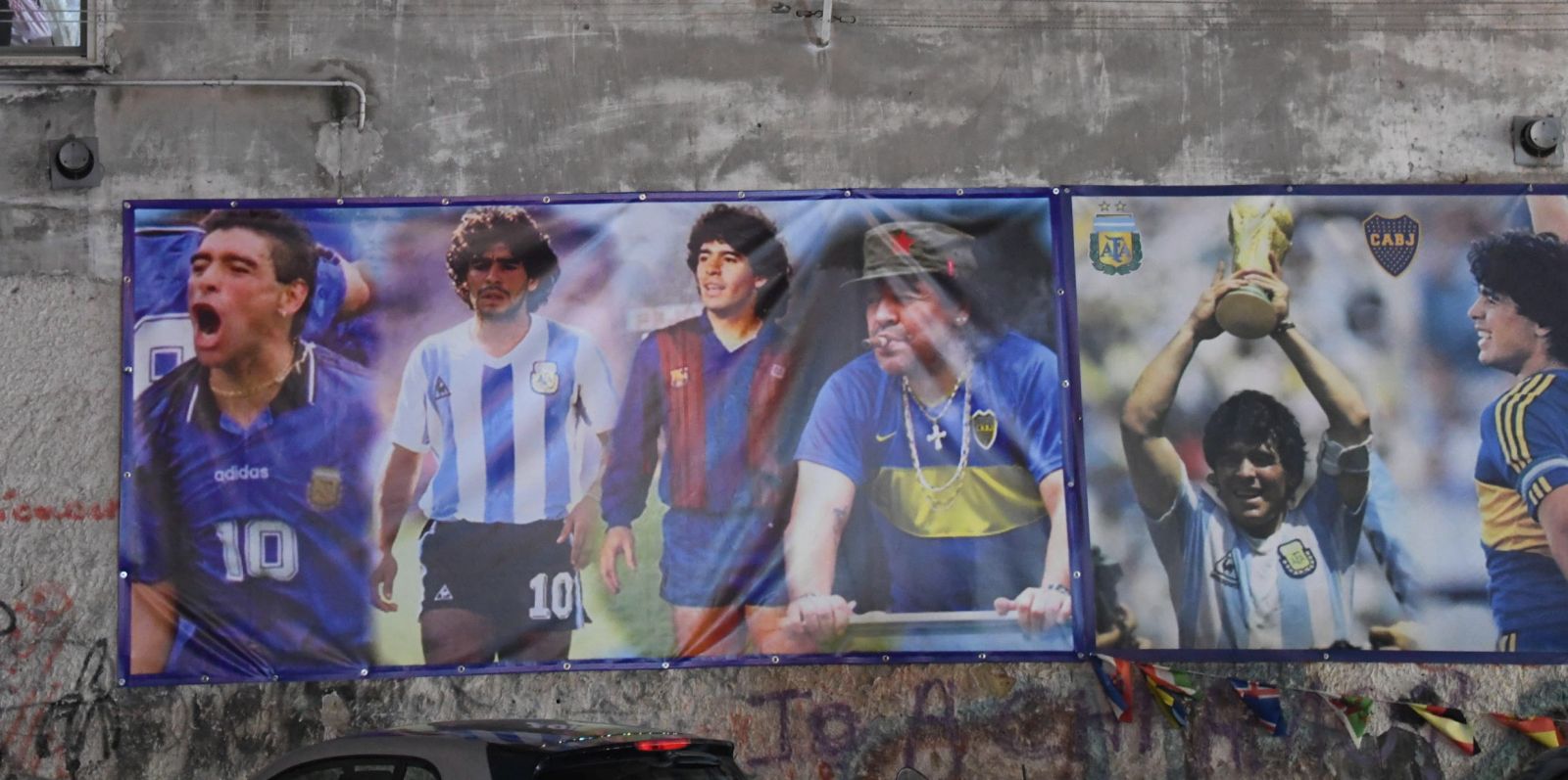 epaselect epa08841715 A series of posters of Diego Maradona stand out on a wall in Naples, Italy, 25 November 2020. Diego Maradona has died after a heart attack, media reports claimed on 25 November 2020.  EPA/CIRO FUSCO