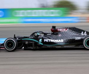 epa08845564 British Formula One driver Lewis Hamilton of Mercedes-AMG Petronas in action during the first practice session of the F1 Grand Prix of Bahrain at Bahrain International Circuit near Manama, Bahrain, 27 November 2020. The Formula One Grand Prix of Bahrain will take place on 29 November 2020.  EPA/TOLGA BOZOGLU / POOL
