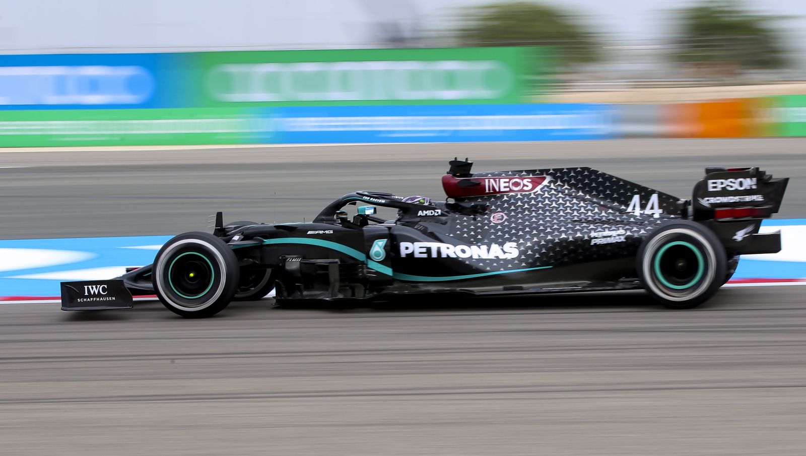 epa08845564 British Formula One driver Lewis Hamilton of Mercedes-AMG Petronas in action during the first practice session of the F1 Grand Prix of Bahrain at Bahrain International Circuit near Manama, Bahrain, 27 November 2020. The Formula One Grand Prix of Bahrain will take place on 29 November 2020.  EPA/TOLGA BOZOGLU / POOL