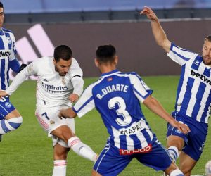 epa08849915 Real Madrid's striker Eden Hazard (2-L) in action during the Spanish LaLiga soccer match between Real Madrid and Deportivo Alaves held at Alfredo Di Stefano stadium in Madrid, central Spain, 28 November 2020.  EPA/CHEMA MOYA