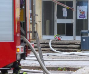 02.11.2020., Zagreb -  Intervencija vatrogasaca radi pozara na krovu na Osnovne skole Mato Lovrak u zagrebackoj Dubravi.
Photo: Matija Habljak/PIXSELL