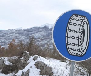 02.01.2015., Zagvozd - Zimski uvjeti na cesti. Prometni znak s lancima za snijeg koji zahtjeva zimsku opremu. 
Photo: Ivo Cagalj/PIXSELL
