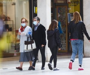 04.11.2020., Zadar - U Zadru sve veci broj koji nosi zastitne maske na otvorenom. Photo: Marko Dimic/PIXSELL