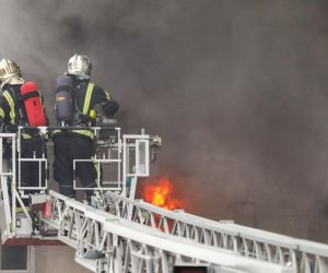 10.11.2020., Zagreb - U Sesvetama izbio pozar u skladistu kojeg gase vatrogasci sa 16 vozila. Photo: Robert Anic/PIXSELL