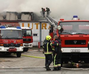 10.11.2020., Zagreb - U Sesvetama na Industrijskoj cesti 26 izbio je pozar u skladistu tvrtke Lutra kojeg gase vatrogasci sa 16 vozila. Photo: Robert Anic/PIXSELL