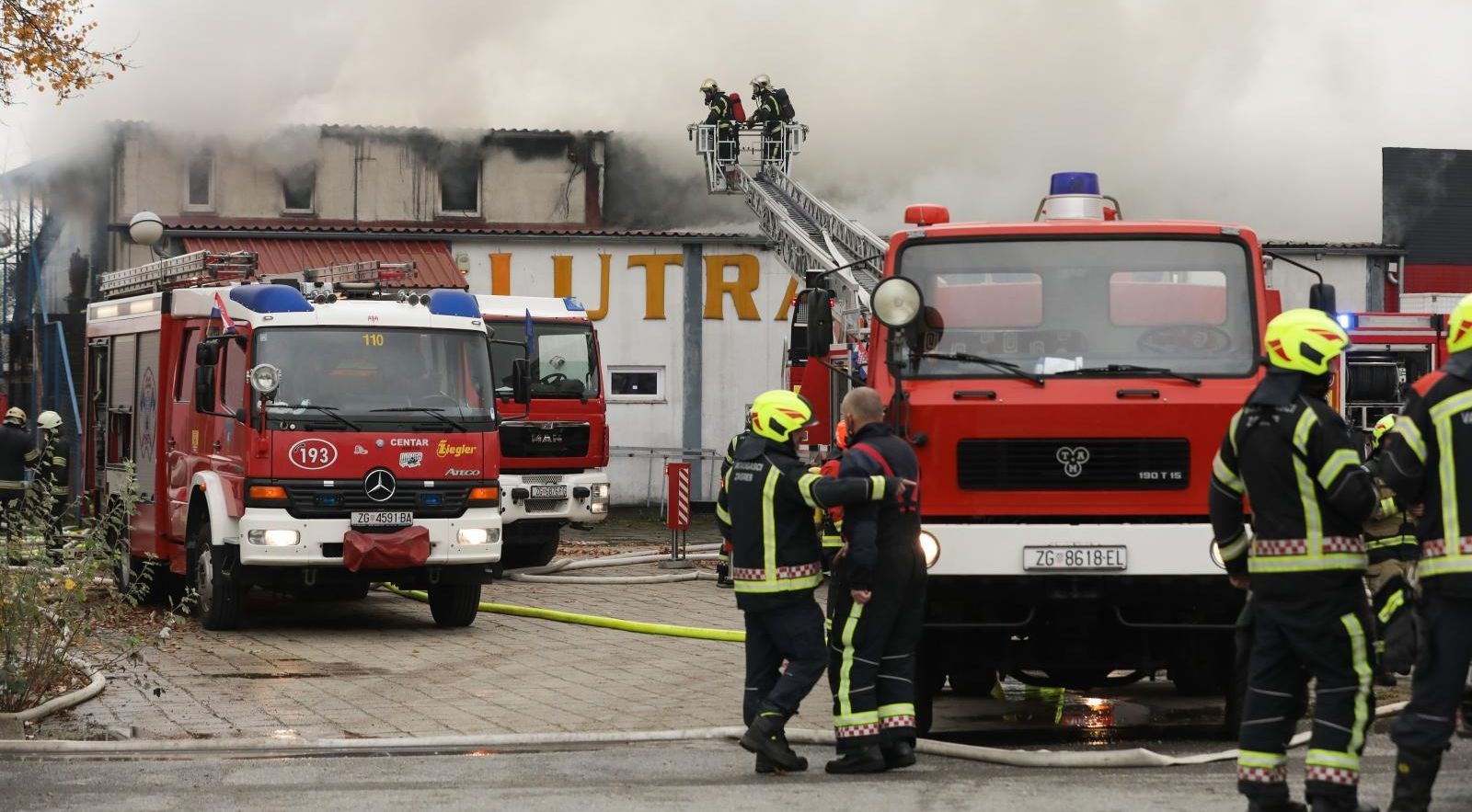 10.11.2020., Zagreb - U Sesvetama na Industrijskoj cesti 26 izbio je pozar u skladistu tvrtke Lutra kojeg gase vatrogasci sa 16 vozila. Photo: Robert Anic/PIXSELL