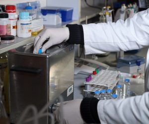 12.11.2020., Zagreb - Ilustracija -  istrazivanje cjepiva za covid-19. Americka farmaceutska tvrtka Pfizer objaviila je u ponedjeljak da je njihovo cjepivo za koronavirus izuzetno efektivno, tocnije efektivnije od 90%. Pfizer cjepivo razvija u suradnji s njemackom tvrtkom BioNTech. Na temelju najava, dvije tvrtke bi do kraja godine mogle isporuciti do 50 milijuna doza cjepiva u svijetu te do 1,3 milijarde doza u 2021. Photo: Zeljko Lukunic/PIXSELL