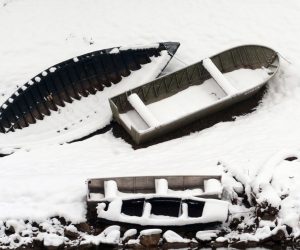 Sisak: Čamci prekriveni snijegom na obali Kupe 25.01.2019., Sisak - Camci prekriveni snijegom na obali rijeke Kupe.
Photo: Nikola Cutuk/PIXSELL