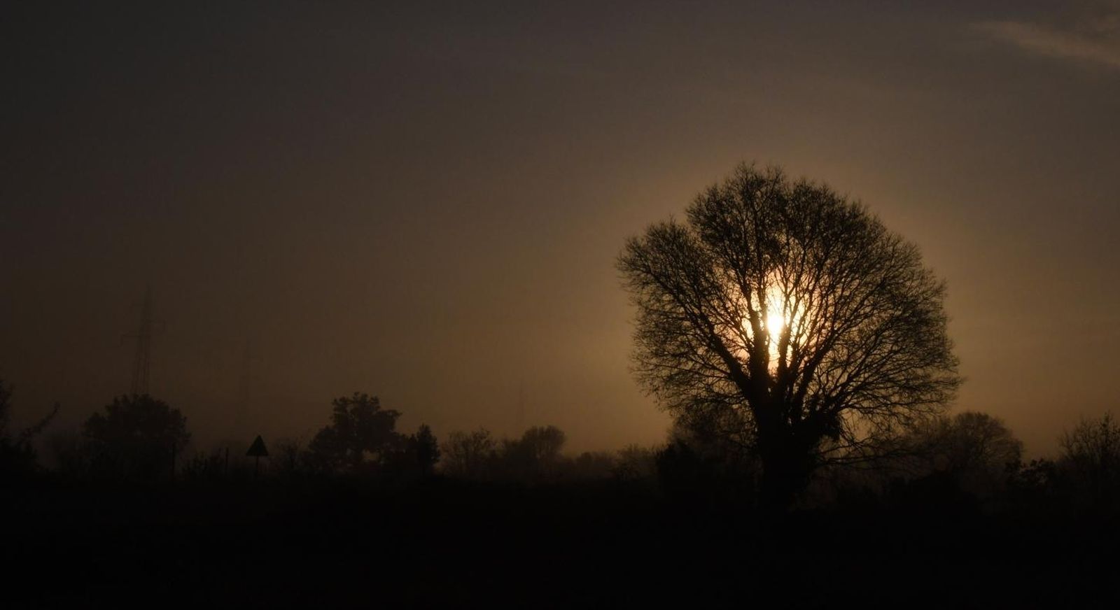 28.11.2020., Sibenik - Maglovito jutro okupano suncem u sibenskom zaledju.
Photo: Hrvoje Jelavic/PIXSELL