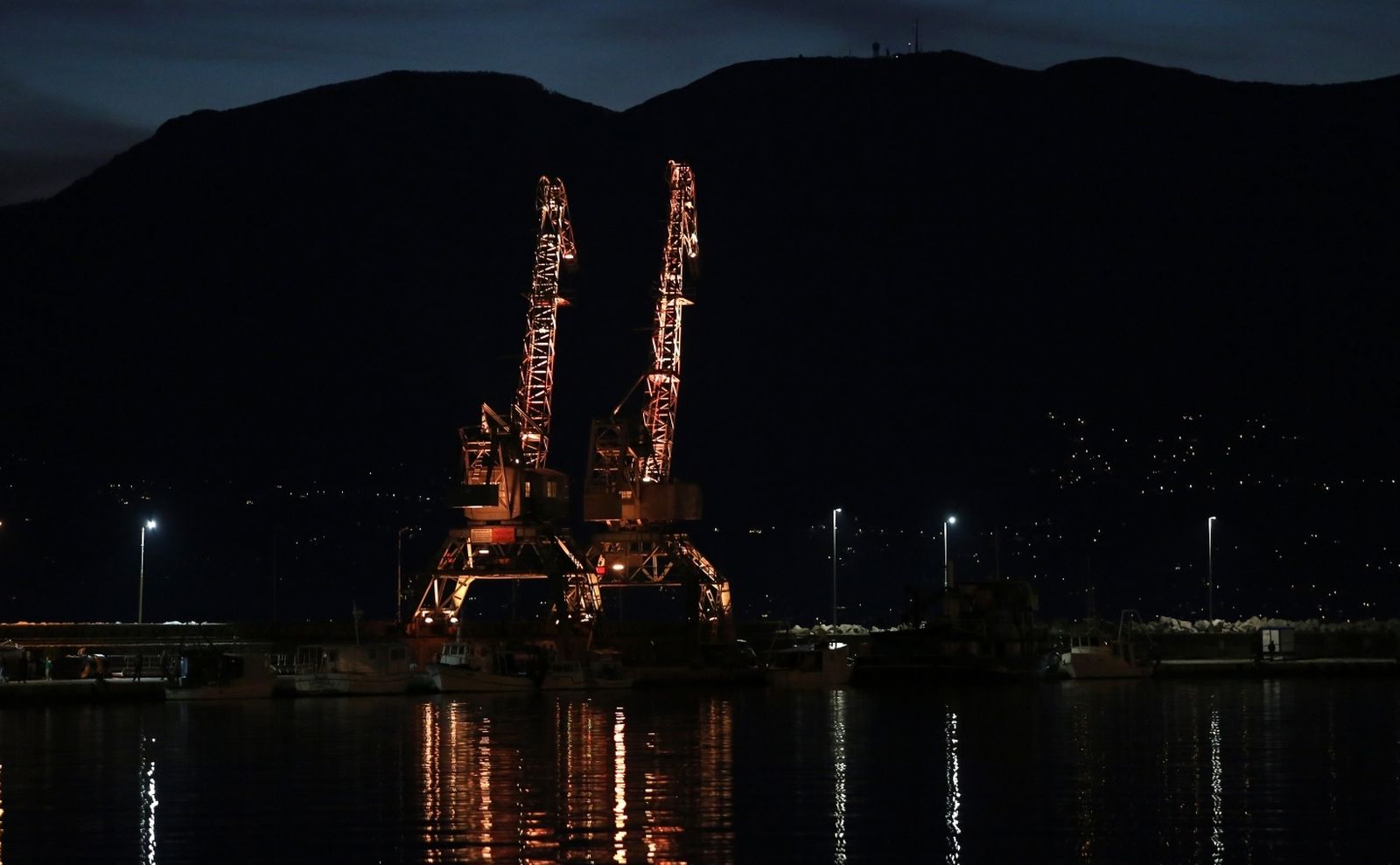 31.10.2020., Rijeka - Stare lucke dizalice, na lukobranu rijecke luke Mololongu, osvijetljene crvenim svjetlom. Photo: Goran Kovacic/PIXSELL