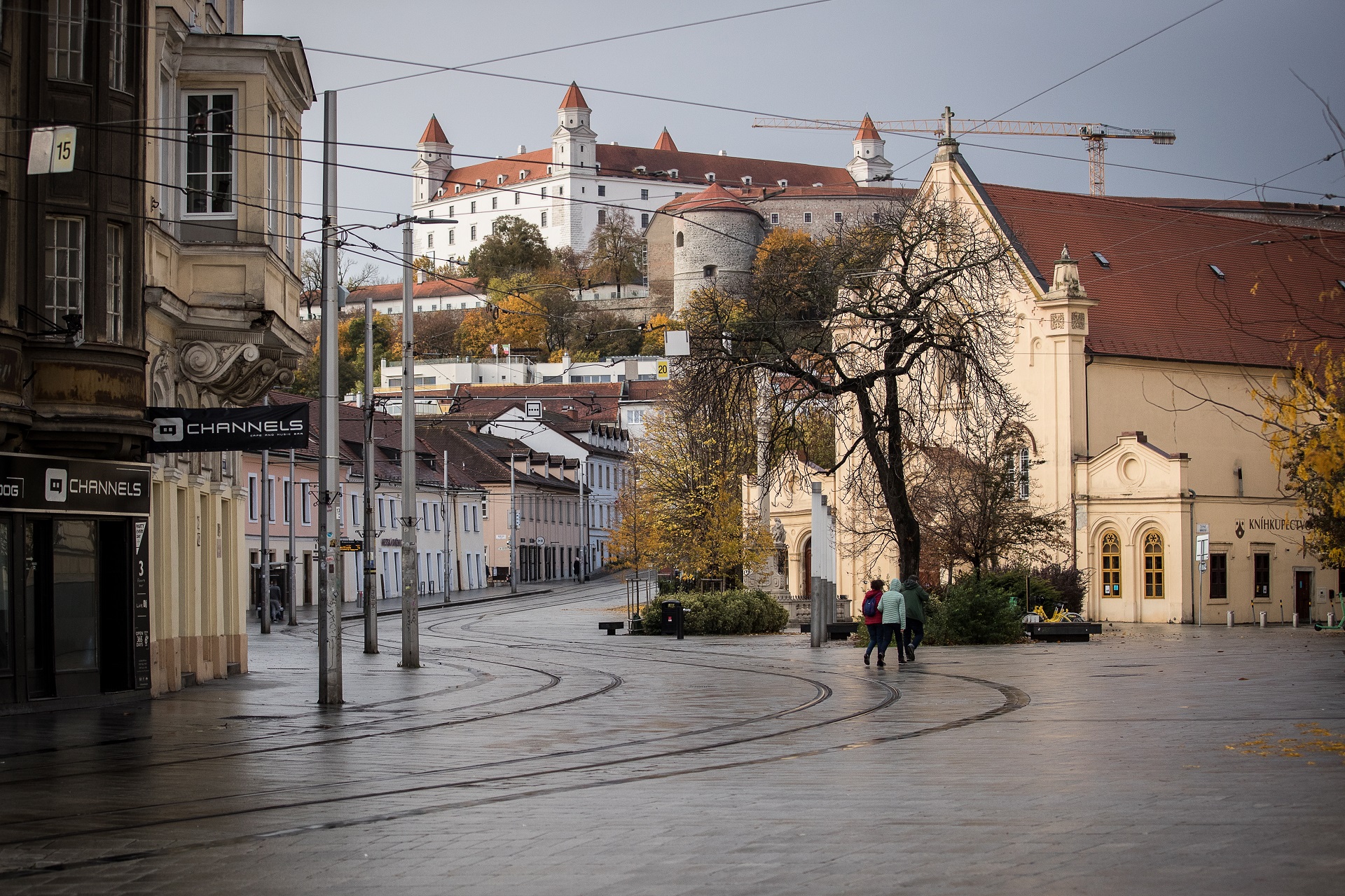 epa08788091 A view of the empty city center with the Bratislava Castle in Bratislava, Slovakia, 31 October 2020.  EPA/JAKUB GAVLAK