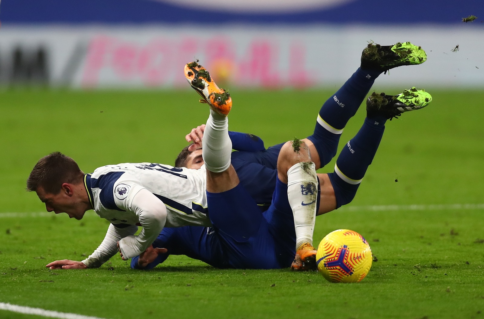 epa08851794 Chelsea's Christian Pulisic (down) in action with Tottenham's Giovani Lo Celso (up) during the English Premier League soccer match between Chelsea FC and Tottenham Hotspur in London, Britain, 29 November 2020.  EPA/Clive Rose / POOL EDITORIAL USE ONLY. No use with unauthorized audio, video, data, fixture lists, club/league logos or 'live' services. Online in-match use limited to 120 images, no video emulation. No use in betting, games or single club/league/player publications.