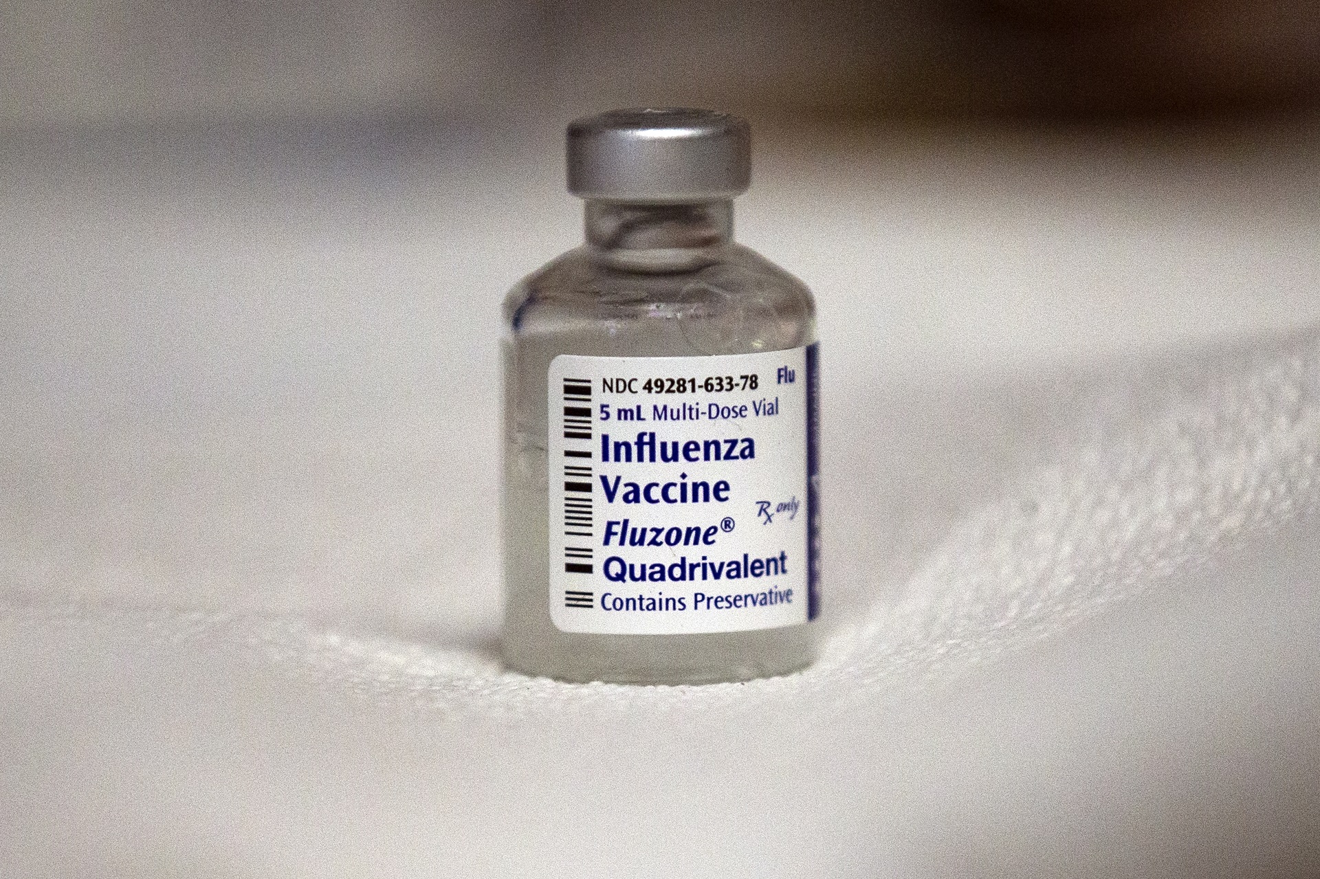 epa08746340 A vial of Fluzone, a flu vaccine, is displayed at a mobile clinic offering free flu vaccines in Lakewood, California, USA, 14 October 2020. Flu vaccine manufacturers have increased production in anticipation of this year's flu season.  EPA/ETIENNE LAURENT