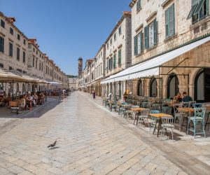 31.08.2020., Stara gradska jezgra, Dubrovnik - Gotovo prazni kafici i malobrojni turisti u staroj gradskoj jezgri.
Photo: Grgo Jelavic/PIXSELL