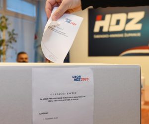 22.11.2020., Sibenik - U prostorijama HDZ-a sirom Hrvatske odvijaju se unutarstranacki izbori uz sve epidemioloske mjere. Photo: Hrvoje Jelavic/PIXSELL
