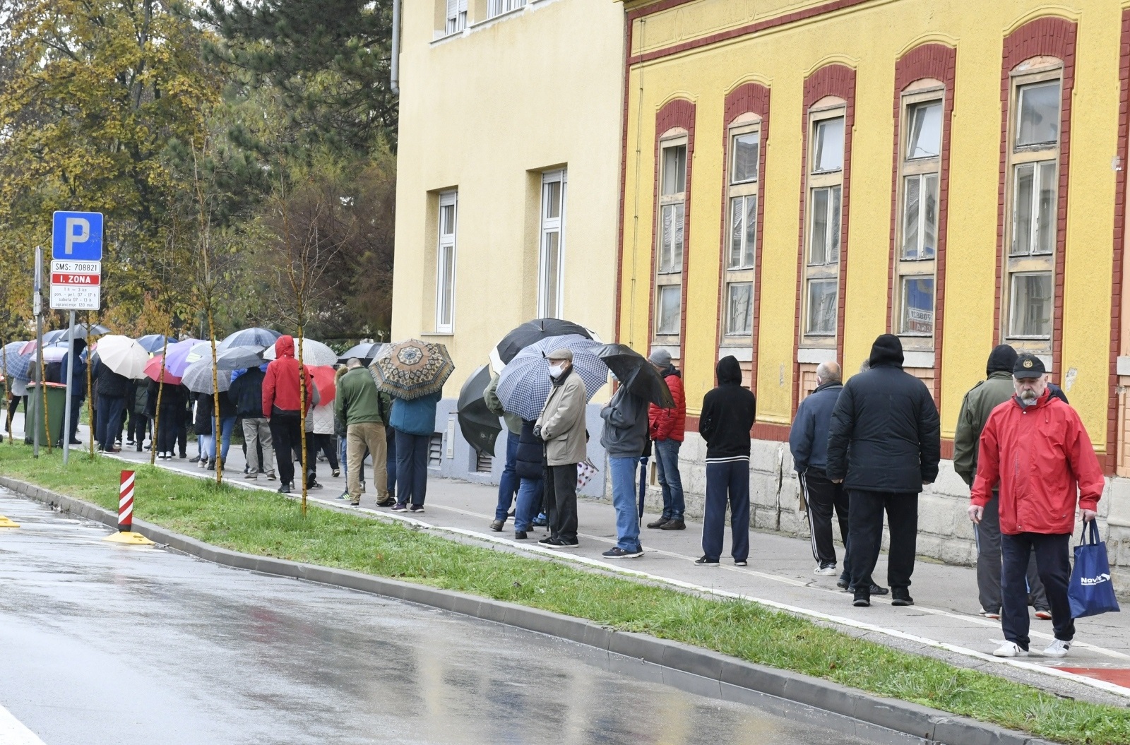 20.11.2020., Sisak - Redovi ispred Doma zdravlja za testiranje na COVID-19. Photo: Nikola Cutuk/PIXSELL