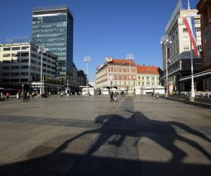 Zagreb: Sjene na Trgu bana Josipa Jelačića 21.04.2019., Zagreb - Sjene na Trgu bana Josipa Jelacica. Photo: Marko Lukunic/PIXSELL