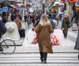 epa08811769 A woman carries plastic bags at the Drottninggatan shopping street in central Stockholm, Sweden, 10 November 2020, amid the continuous spread of the coronavirus disease (COVID-19).  EPA/Fredrik Sandberg/TT *** SWEDEN OUT ***