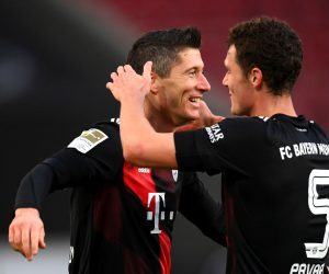 epa08848906 Robert Lewandowski (L) of Bayern Munich celebrates with teammate Benjamin Pavard (R) after scoring the 2-1 lead during the German Bundesliga soccer match between VfB Stuttgart and Bayern Munich in Stuttgart, Germany, 28 November 2020.  EPA/Matthias Hangst / POOL CONDITIONS - ATTENTION:  The DFL regulations prohibit any use of photographs as image sequences and/or quasi-video.