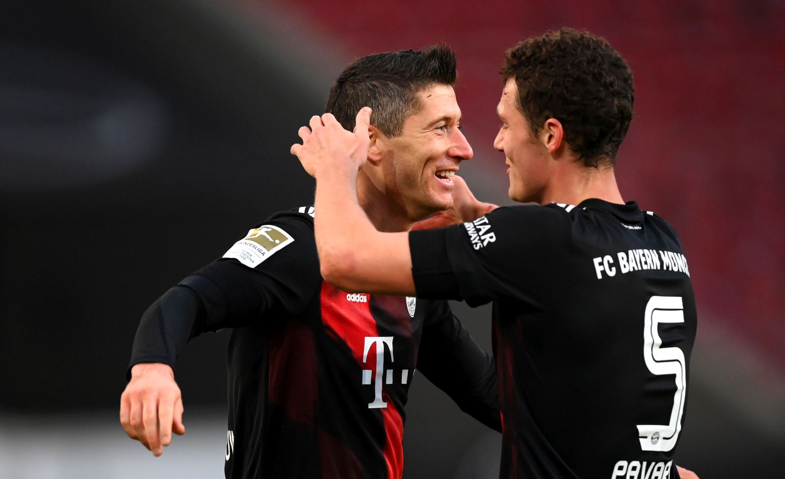 epa08848906 Robert Lewandowski (L) of Bayern Munich celebrates with teammate Benjamin Pavard (R) after scoring the 2-1 lead during the German Bundesliga soccer match between VfB Stuttgart and Bayern Munich in Stuttgart, Germany, 28 November 2020.  EPA/Matthias Hangst / POOL CONDITIONS - ATTENTION:  The DFL regulations prohibit any use of photographs as image sequences and/or quasi-video.