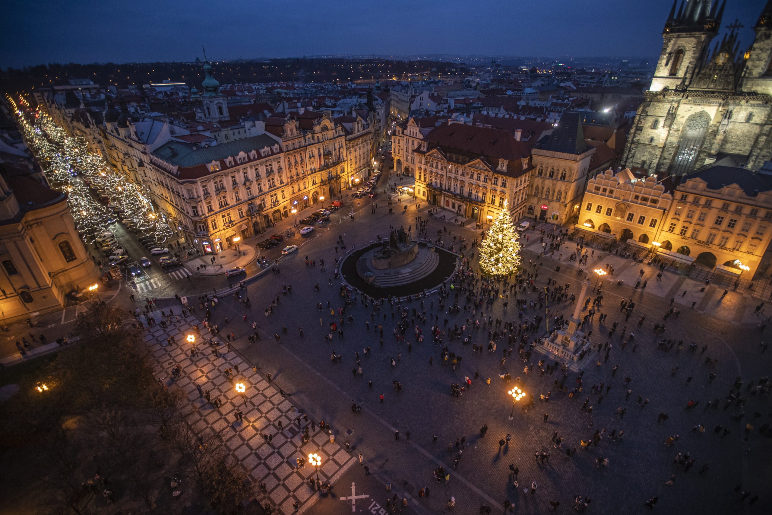 epa08849670 A general view of the illuminated Old Town Square with a Christmas tree in Prague, Czech Republic, 28 November 2020. The largest Christmas market at the Old Town Square in Czech capital was cancelled due to the coronovirus pandemic measures. The only Christmas tree is standing on the square and was light up on first Advent weekend.  EPA/MARTIN DIVISEK