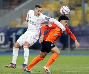 epa08855249 Taison (R) of Shakhtar in action against Lucas Vazquez (L) of Real Madrid during the UEFA Champions League group B match between Shakhtar Donetsk and Real Madrid in Kiev, Ukraine, 01 December 2020.  EPA/Sergey Dolzhenko