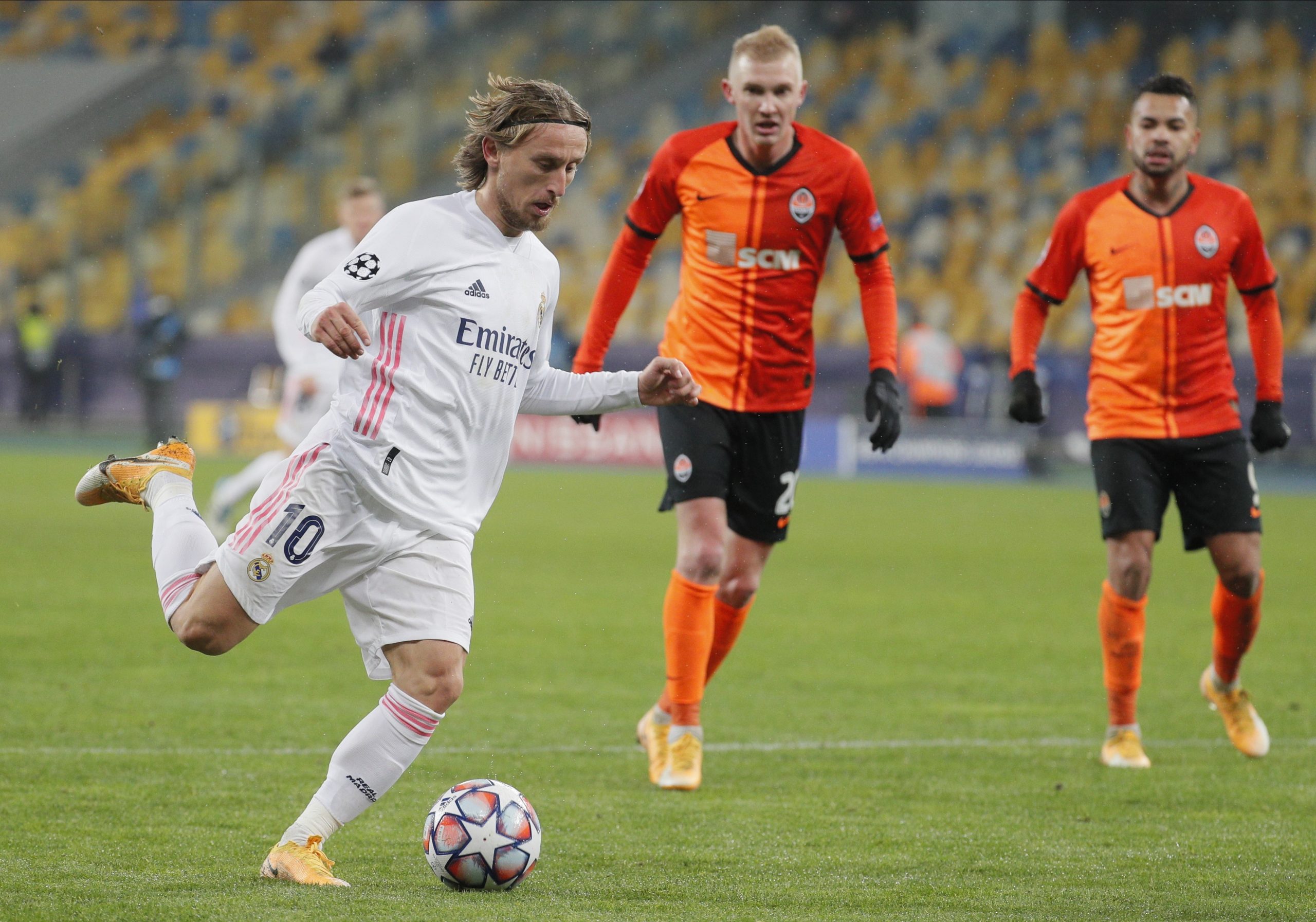 epa08855575 Luka Modric (L) of Real Madrid in action during the UEFA Champions League group B match between Shakhtar Donetsk and Real Madrid in Kiev, Ukraine, 01 December 2020.  EPA/Sergey Dolzhenko