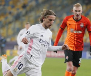 epa08855575 Luka Modric (L) of Real Madrid in action during the UEFA Champions League group B match between Shakhtar Donetsk and Real Madrid in Kiev, Ukraine, 01 December 2020.  EPA/Sergey Dolzhenko