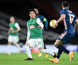 epa08860478 Rapid Vienna's Kohya Kitagawa (L) in action against Arsenal's Cedric (R) during the UEFA Europa League group B soccer match between Arsenal and Rapid Vienna in London, Britain, 03 December 2020.  EPA/NEIL HALL