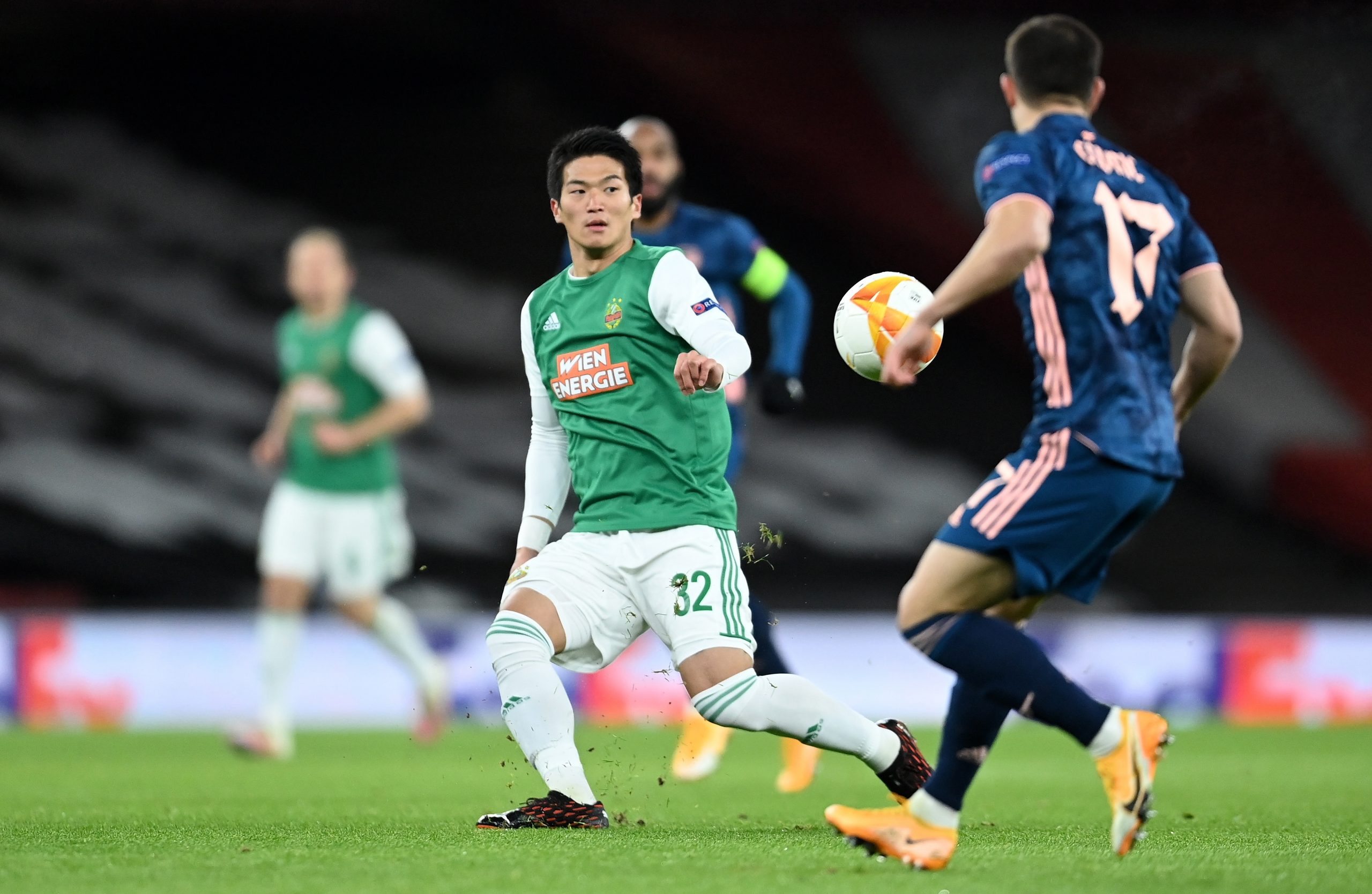 epa08860478 Rapid Vienna's Kohya Kitagawa (L) in action against Arsenal's Cedric (R) during the UEFA Europa League group B soccer match between Arsenal and Rapid Vienna in London, Britain, 03 December 2020.  EPA/NEIL HALL