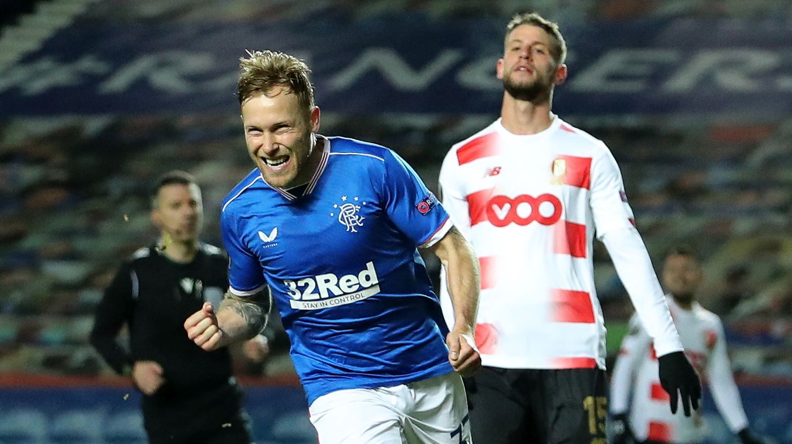 epa08860763 Scott Arfield (L) of Rangers celebrates after scoring the 3-2 lead during the UEFA Europa League group D soccer match between Glasgow Rangers and Standard Liege in Glasgow, Britain, 03 December 2020.  EPA/Jane Barlow / POOL