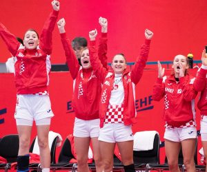 epa08870877 Croatian players celebrate a save of goalkeeper Tea Pijevic during the EHF EURO 2020 European Women's Handball preliminary round match between Serbia and Croatia at Sydbank Arena in Kolding in Denmark, 08 December 2020.  EPA/CLAUS FISKER DENMARK OUT