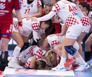 epa08871018 Players of Croatia celebrate after winning the EHF EURO 2020 European Women's Handball preliminary round match between Serbia and Croatia at Sydbank Arena in Kolding in Denmark, 08 December 2020.  EPA/CLAUS FISKER DENMARK OUT