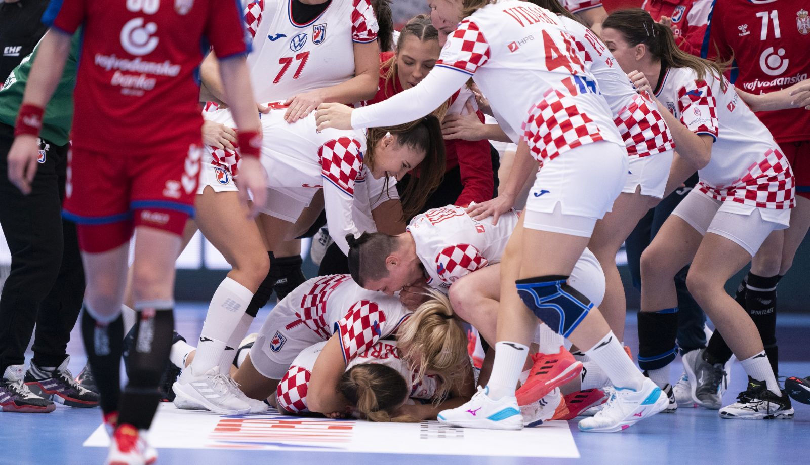 epa08871018 Players of Croatia celebrate after winning the EHF EURO 2020 European Women's Handball preliminary round match between Serbia and Croatia at Sydbank Arena in Kolding in Denmark, 08 December 2020.  EPA/CLAUS FISKER DENMARK OUT