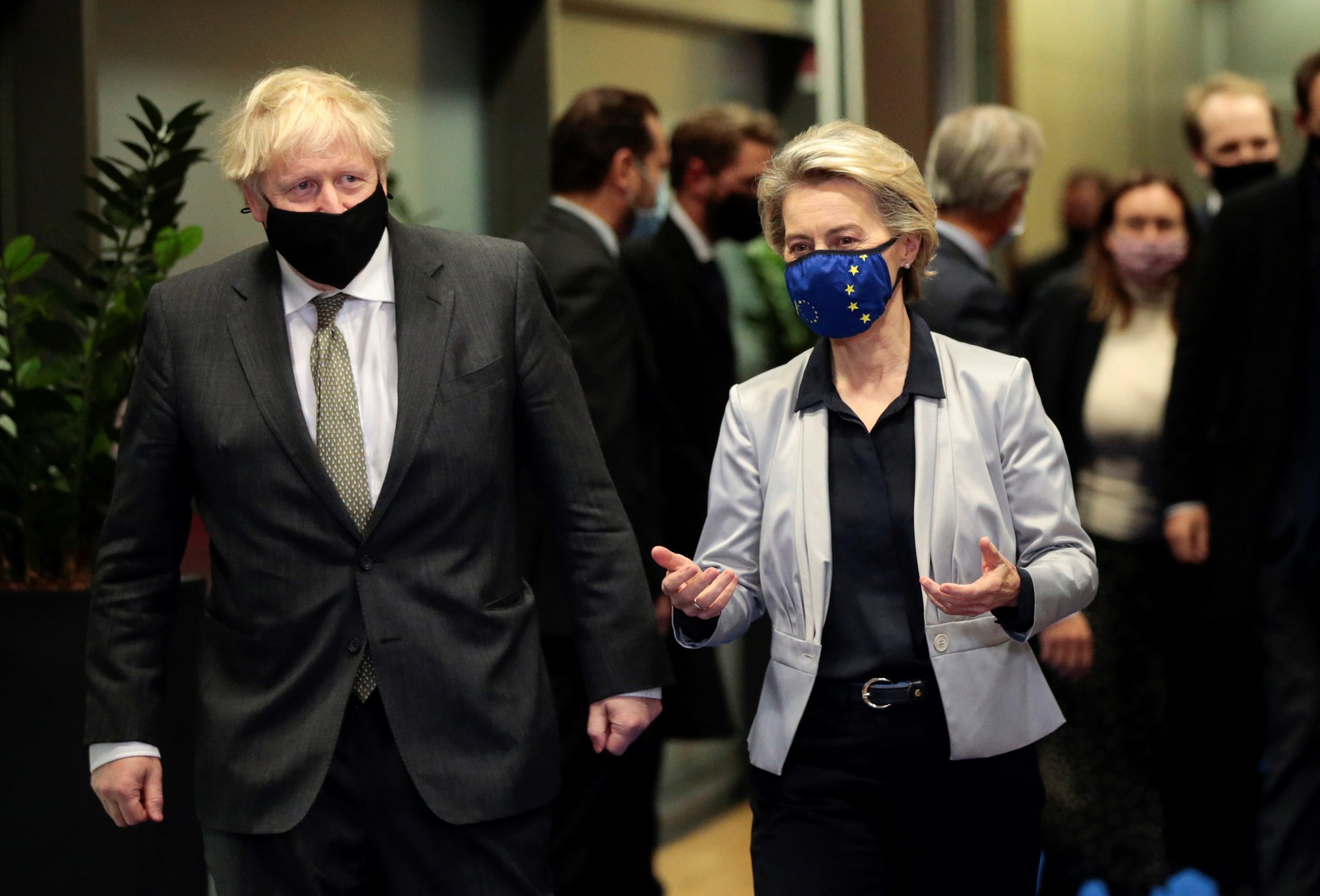 epa08873086 Britain's Prime Minister Boris Johnson (L) is welcomed by European Commission President Ursula von der Leyen (R) prior to  post-Brexit trade deal talks, in Brussels, Belgium, 09 December 2020. A negotiations phase of eleven months that started on 31 January 2020 following the UK's exit from the EU ends on 31 December 2020.  EPA/OLIVIER HOSLET / POOL
