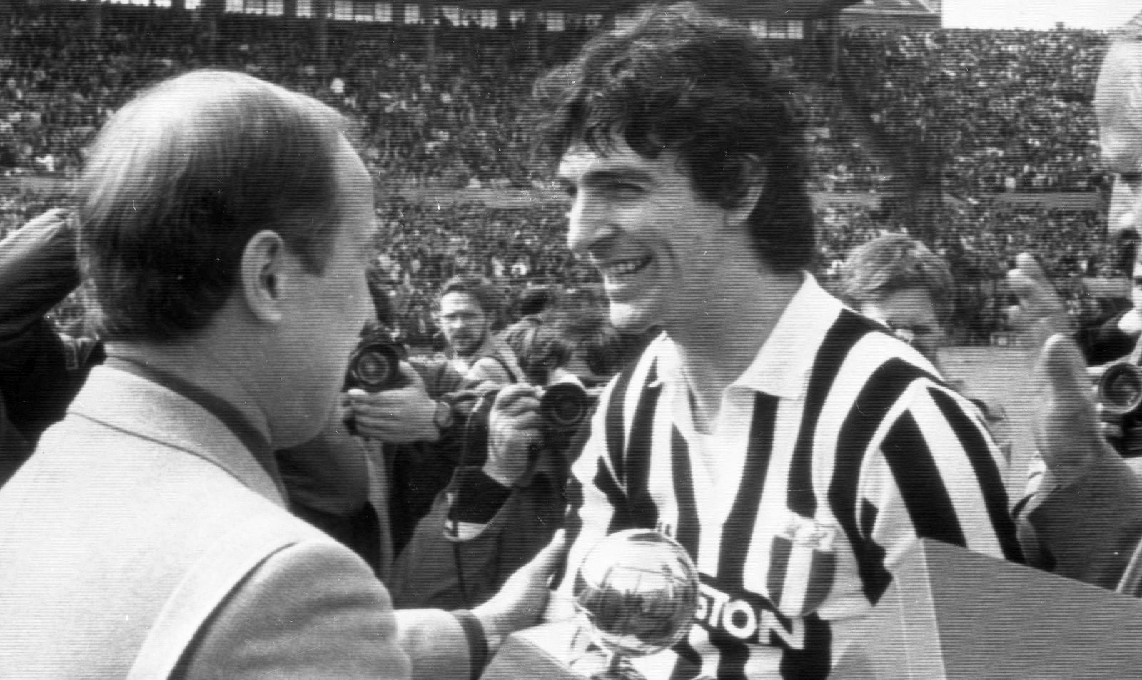 epa08874115 A picture made available on 10 December 2020 shows Juventus player Paolo Rossi (C) receiving Golden Ball (Ballon d'Or) from a France Football journalist, after the match Juventus-Inter, Turin, Italy, 01 May 1983. Paolo Rossi died aged 64 on 09 December 2020. As part of FIFA's 100th anniversary, in 2004 Rossi was named as one of the Top 125 greatest living footballers.  EPA/ANSA