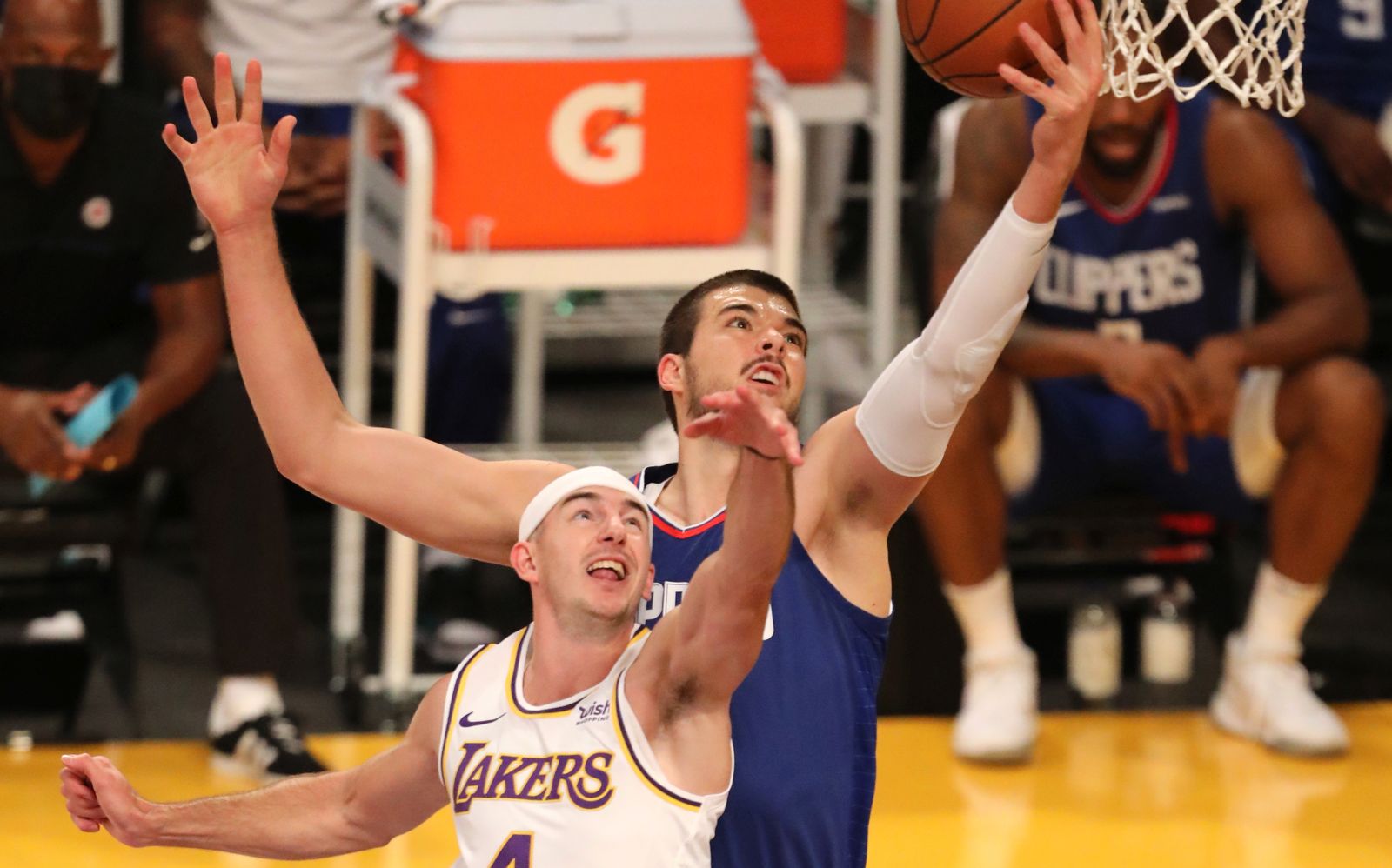 epa08878425 Alex Caruso of Los Angeles Lakers and Ivica Zubac of Los Angeles Clippers reach for the ball during an NBA preseason game between Los Angeles Lakers and Los Angeles Clippers in Los Angeles, California, USA, 11 December 2020.  EPA/DAVID SWANSON SHUTTERSTOCK OUT