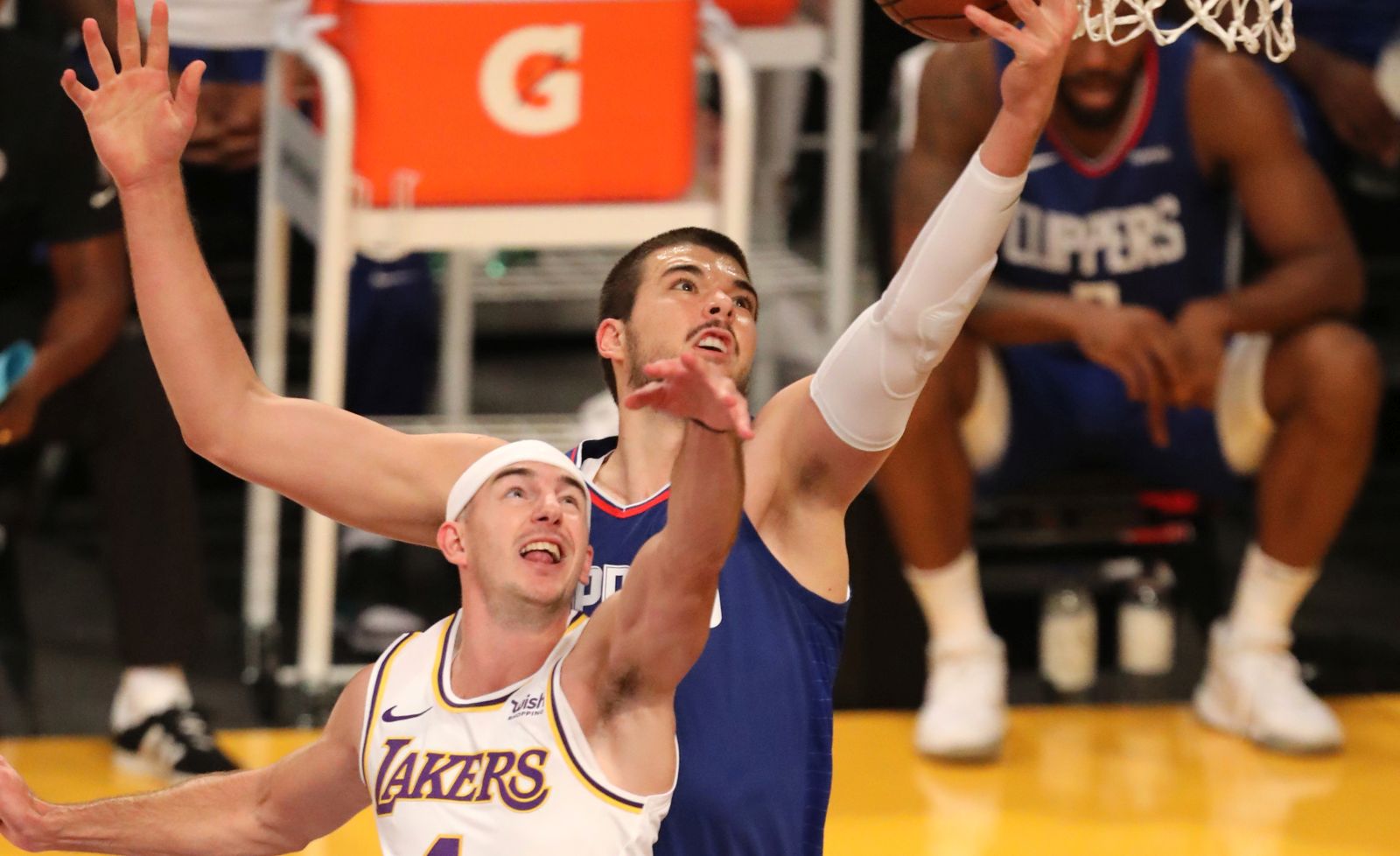 epa08878425 Alex Caruso of Los Angeles Lakers and Ivica Zubac of Los Angeles Clippers reach for the ball during an NBA preseason game between Los Angeles Lakers and Los Angeles Clippers in Los Angeles, California, USA, 11 December 2020.  EPA/DAVID SWANSON SHUTTERSTOCK OUT
