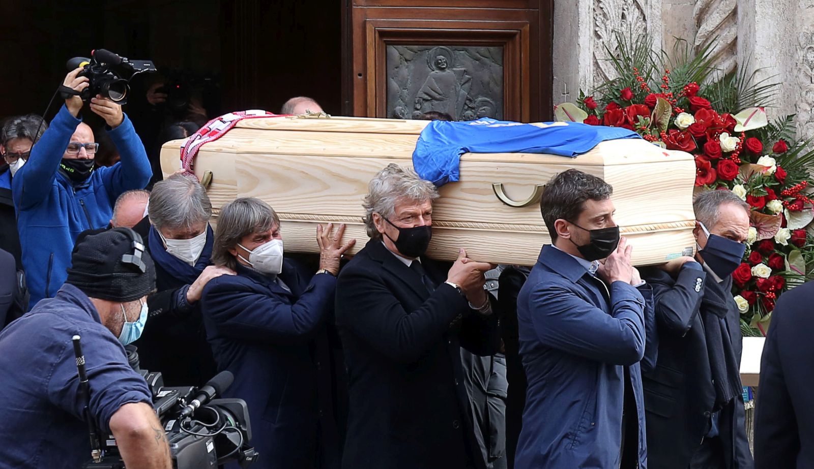 epa08878937 The coffin is carried out of the Santa Maria Annunciata Cathedral after the funeral mass for Paolo Rossi, in Vicenza, northeastern Italy, 12 December 2020. Former Italian soccer player Paolo Rossi, who led the national team to its 1982 World Cup victory, had died on 09 December 2020 in Siena at the age of 64.  EPA/NICOLA FOSSELLA