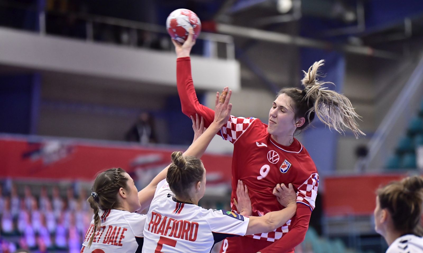 epa08879874 Camila Micijevic (C) of Croatia is blocked by Kari Dale (L) and Marit Frafjord of Norway,  during the EHF EURO 2020 European Women's Handball Main Round - Group II match between Croatia and Norway at Sydbank Arena in Kolding, Denmark, 12 December 2020.  EPA/Bo Amstrup  DENMARK OUT