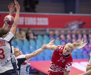 epa08880269 Dora Krsnik (C) of Croatia in action with Veronica E. Kristiansen (2-L) and Kari Brattset Dale (L) of Norway during the EHF EURO 2020 European Women's Handball Main Round - Group II match between Croatia and Norway at Sydbank Arena in Kolding, Denmark, 12 December 2020.  EPA/Bo Amstrup  DENMARK OUT