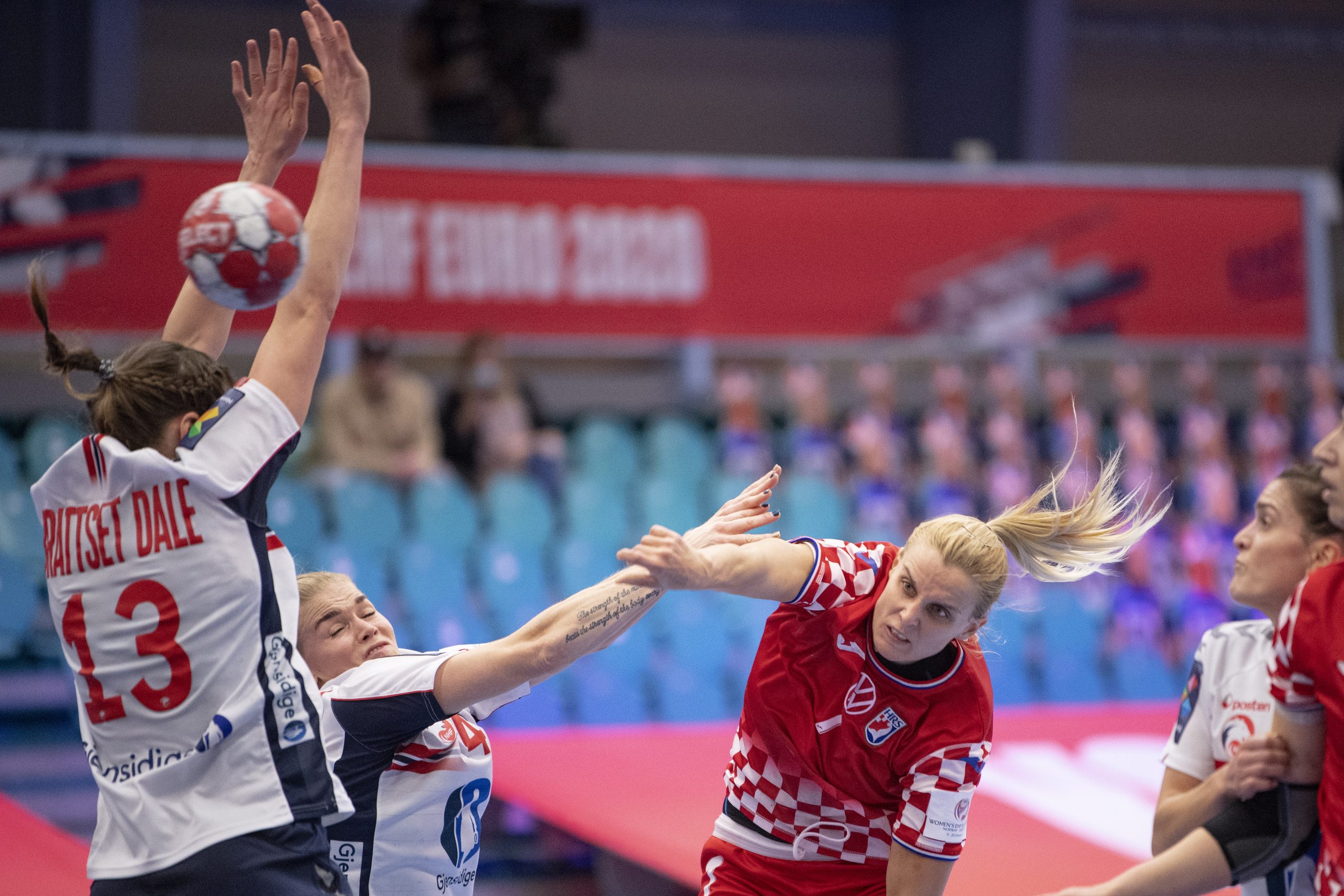 epa08880269 Dora Krsnik (C) of Croatia in action with Veronica E. Kristiansen (2-L) and Kari Brattset Dale (L) of Norway during the EHF EURO 2020 European Women's Handball Main Round - Group II match between Croatia and Norway at Sydbank Arena in Kolding, Denmark, 12 December 2020.  EPA/Bo Amstrup  DENMARK OUT