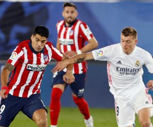 epa08880455 Real Madrid's midfielder Toni Kroos (R) vies for the ball with Atletico Madrid's striker Luis Suarez (L) during the Spanish LaLiga soccer match between Real Madrid and Atletico Madrid at Alfredo Di Stefano stadium in Madrid, central Spain, 12 December 2020.  EPA/Chema Moya