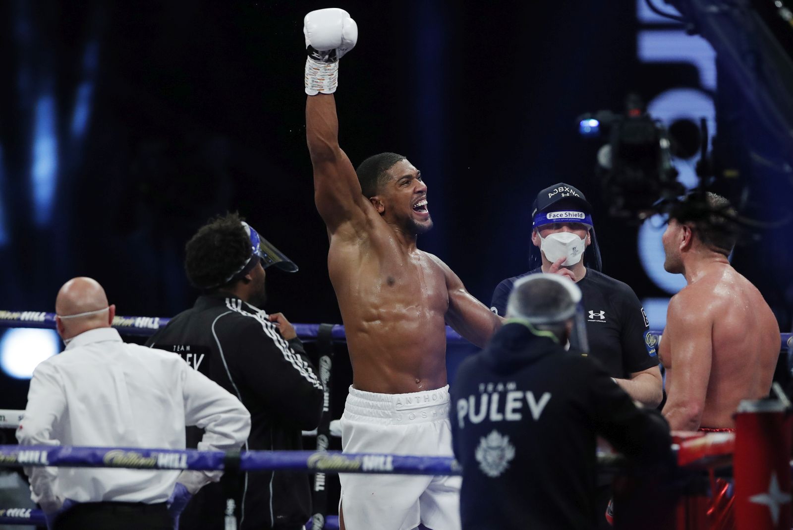 epa08880756 Defending WBA (Super), IBF, WBO, and IBO world champion Anthony Joshua of Britain (L) reacts after beating Kubrat Pulev of Bulgaria by TKO in the ninth round during their heavyweight world title bout at the SSE Arena in London, Britain, 12 December 2020.  EPA/Andrew Couldridge / POOL
